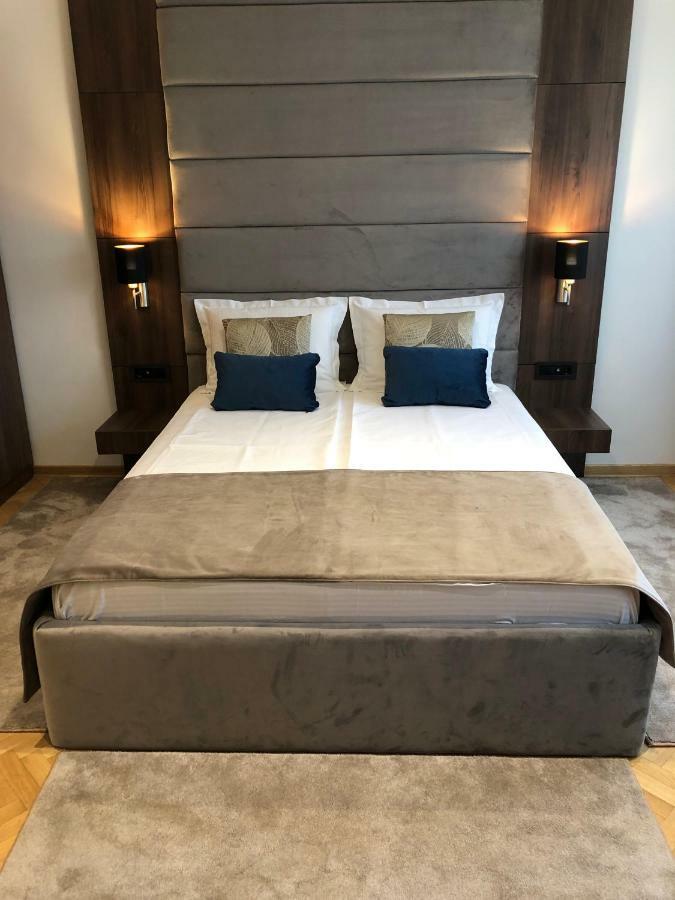 Aria Royal *